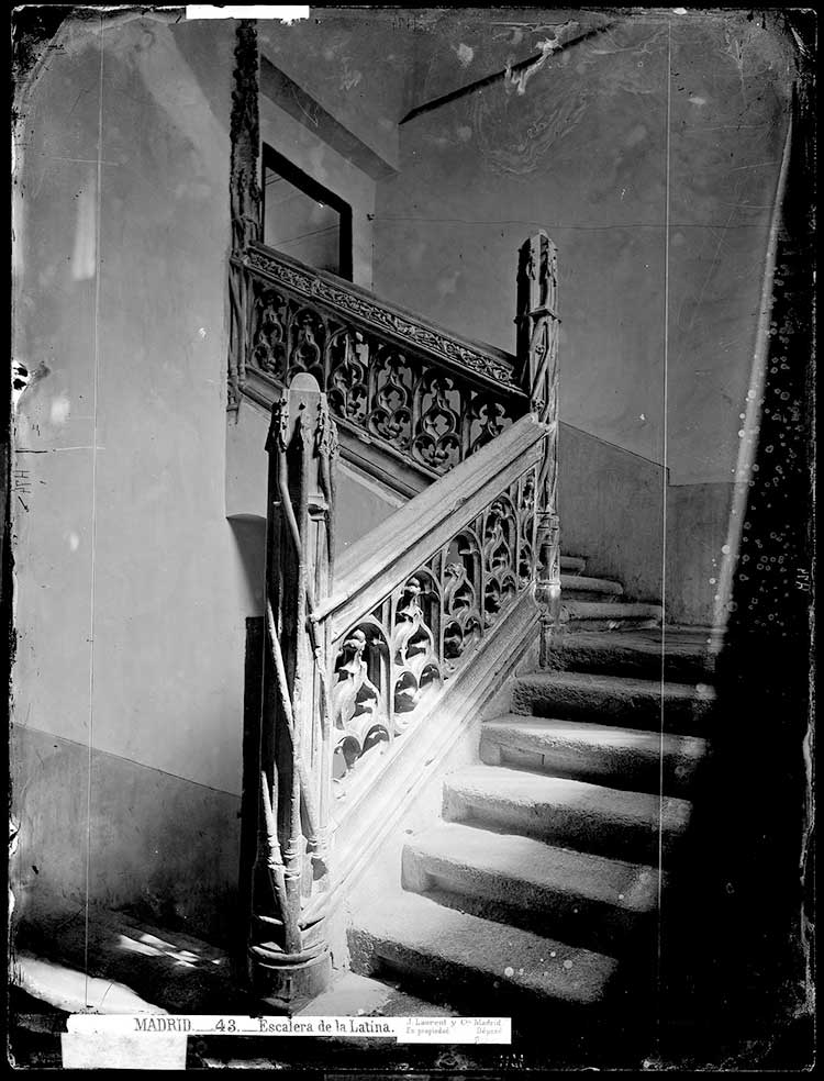 La espléndida escalera del antiguo hospital 